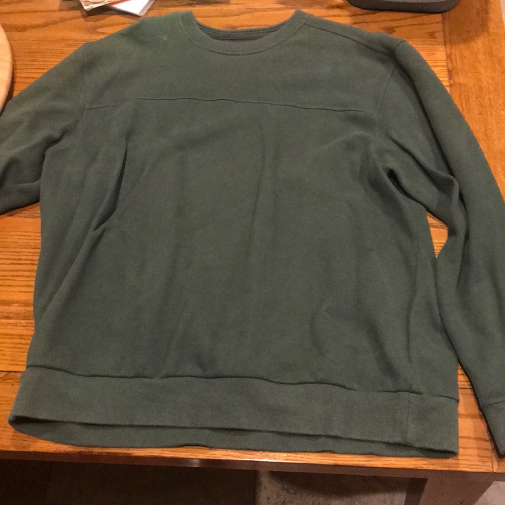 Men’s sweatshirt.